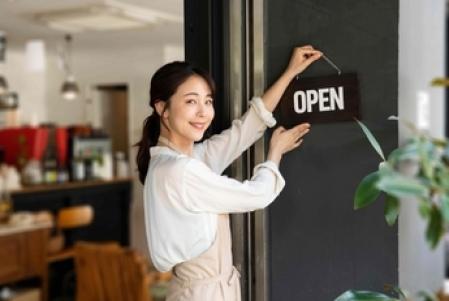 スマホでSNSを活用する女性